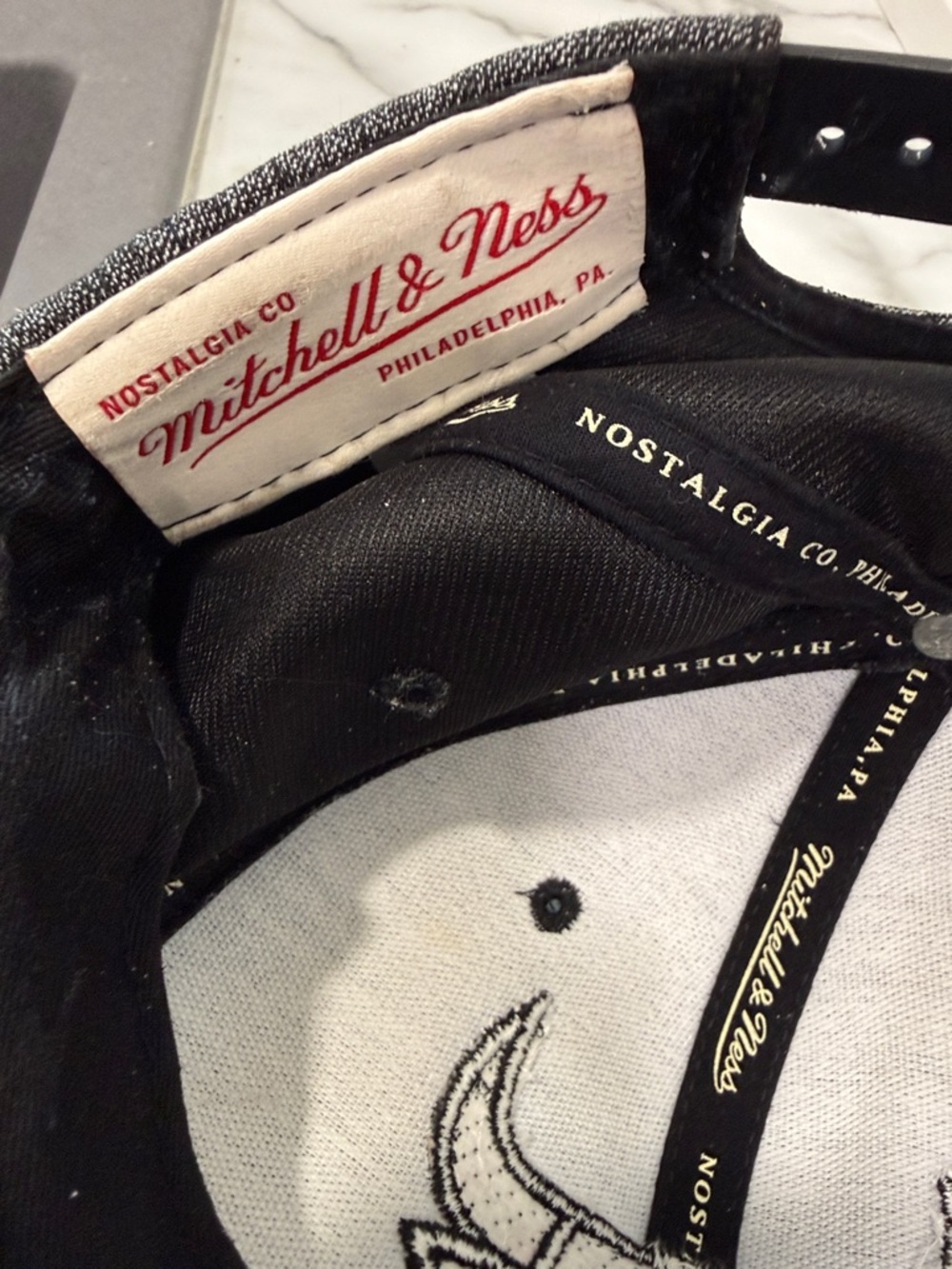 Mitchell & Ness Chicago Bulls gray and black snapback hat - Picture 4 of 4